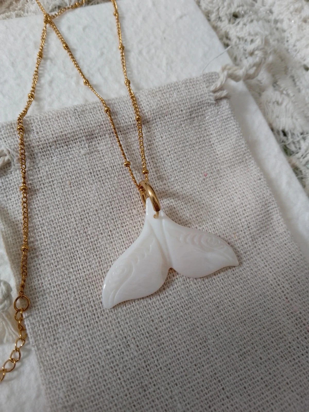 Satelliet ketting met natuurlijke witte acrylwalvisstaart/zeemeermin hanger – photo 2